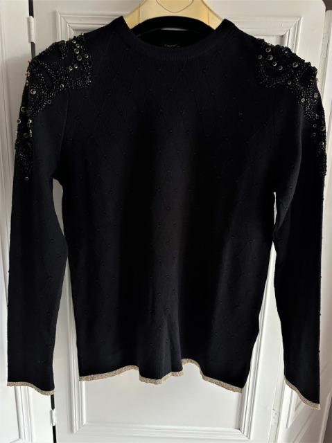 DI'SHE SWETER DZIANINOWY CZARNY DEKOLT POD SZYJĘ + ZDOBIENIE DI'SHE SWETER DZIANINOWY CZARNY DEKOLT POD SZYJĘ + ZDOBIENIE