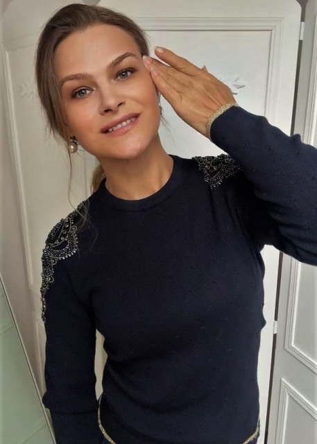 DI'SHE SWETER DZIANINOWY CIEMNY GRANAT DEKOLT POD SZYJĘ + ZDOBIENIE STANDARD DI'SHE SWETER DZIANINOWY CIEMNY GRANAT DEKOLT POD SZYJĘ + ZDOBIENIE STANDARD