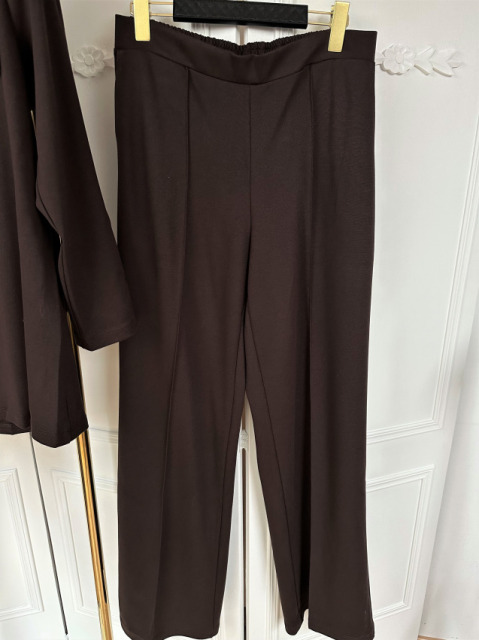 LUŹNE CZEKOLADOWE SPODNIE Z PROSTĄ NOGAWKĄ I PRZESZYCIEM