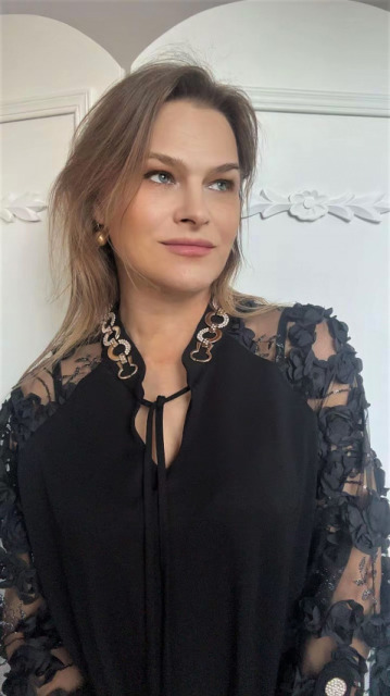 ELEGANCKA  BLUZKA CZARNA PIĘKNE RĘKAWY I STÓJKA