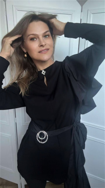 ELEGANCKA CZARNA TUNIKA Z FALBANĄ I BIŻUTERYJNYMI DETALAMI