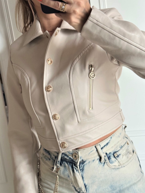 KRÓTKA KURTKA ZE SKÓRY EKOLOGICZNEJ JASNY BEŻ TALIOWANA