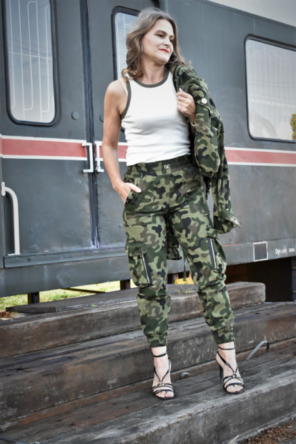 By o la la TOP PRĄŻKOWANY BIAŁY Z LAMÓWKĄ KHAKI By o la la TOP PRĄŻKOWANY BIAŁY Z LAMÓWKĄ KHAKI